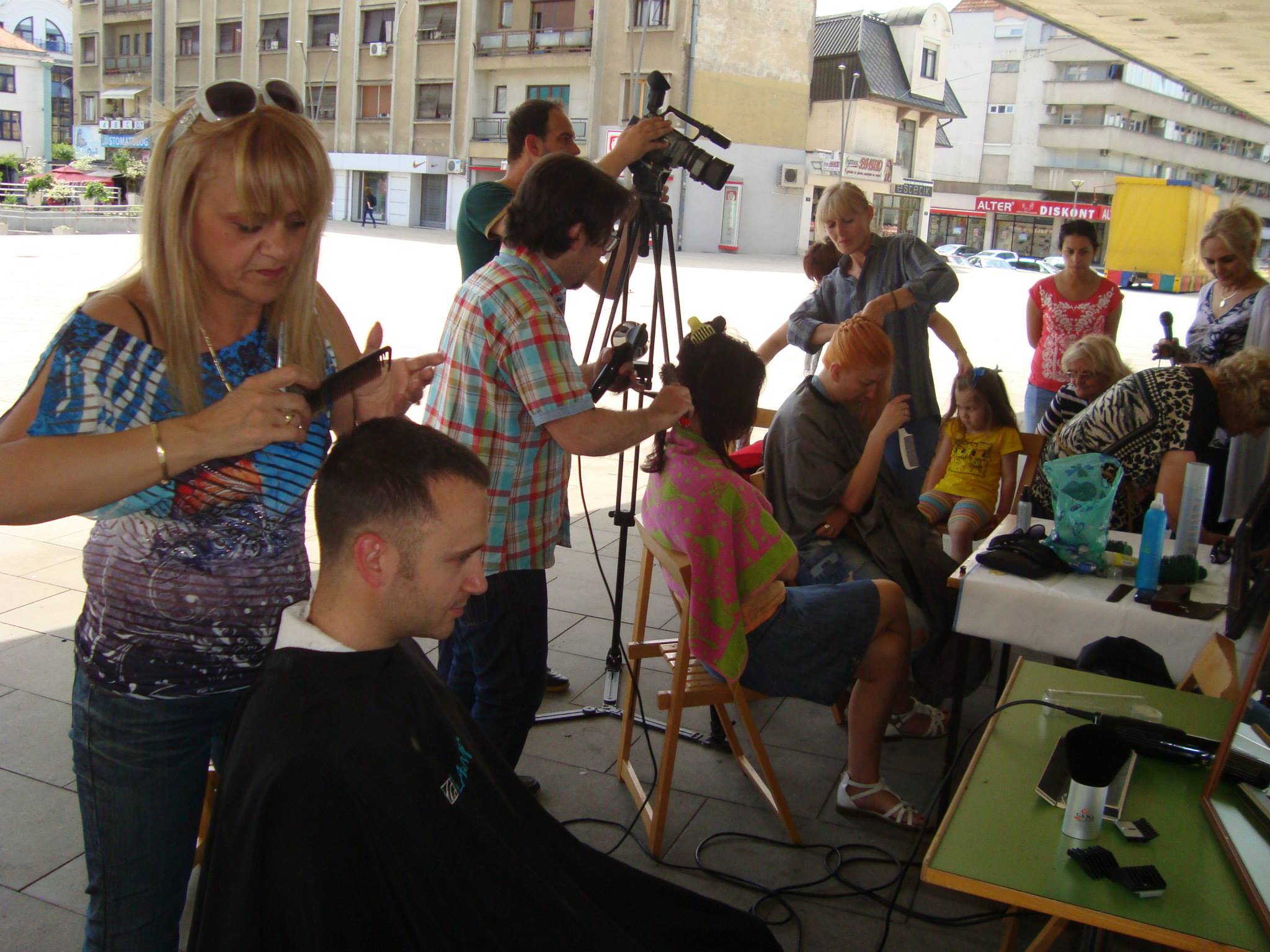 FRIZERI ZA POPLAVLJENE - humanitarna akcija