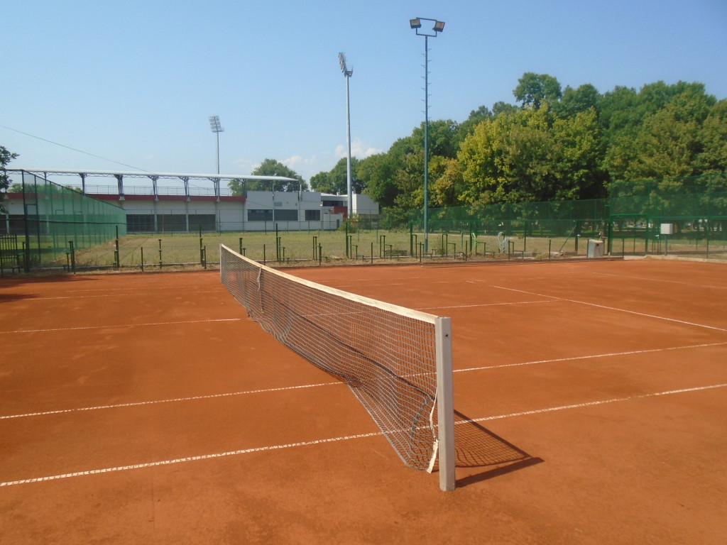 Rekonstruisan teniski teren SC MLADOST